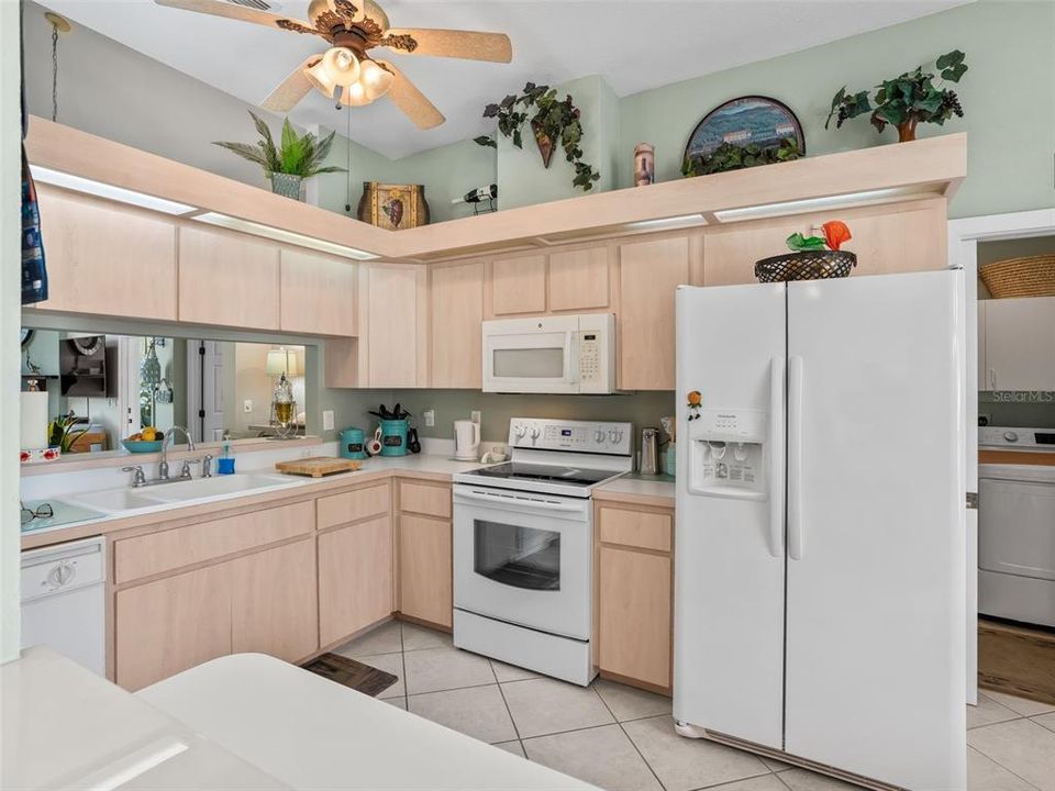 合同活跃: $264,990 (2 贝兹, 2 浴室, 1596 平方英尺)