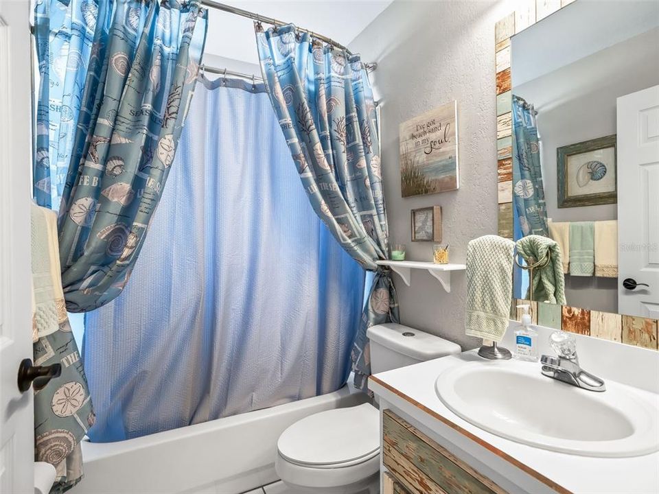 合同活跃: $264,990 (2 贝兹, 2 浴室, 1596 平方英尺)