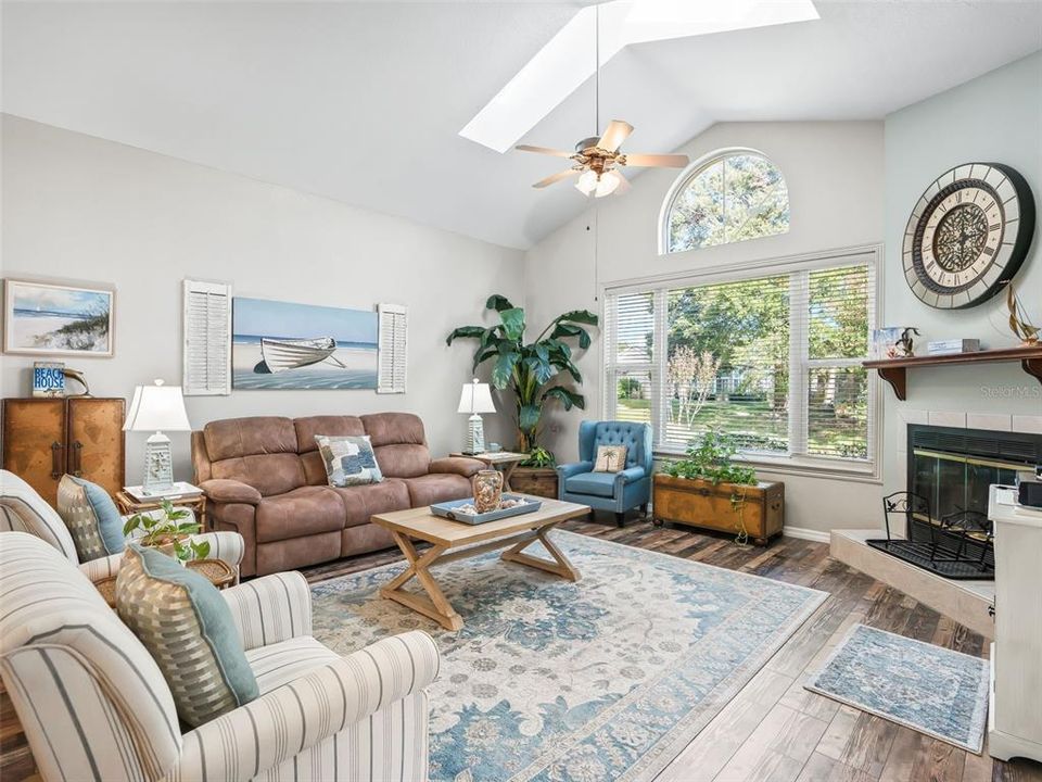 合同活跃: $264,990 (2 贝兹, 2 浴室, 1596 平方英尺)