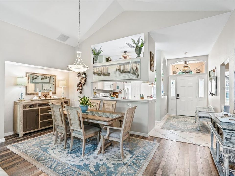 合同活跃: $264,990 (2 贝兹, 2 浴室, 1596 平方英尺)