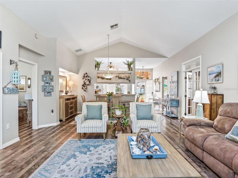 合同活跃: $264,990 (2 贝兹, 2 浴室, 1596 平方英尺)