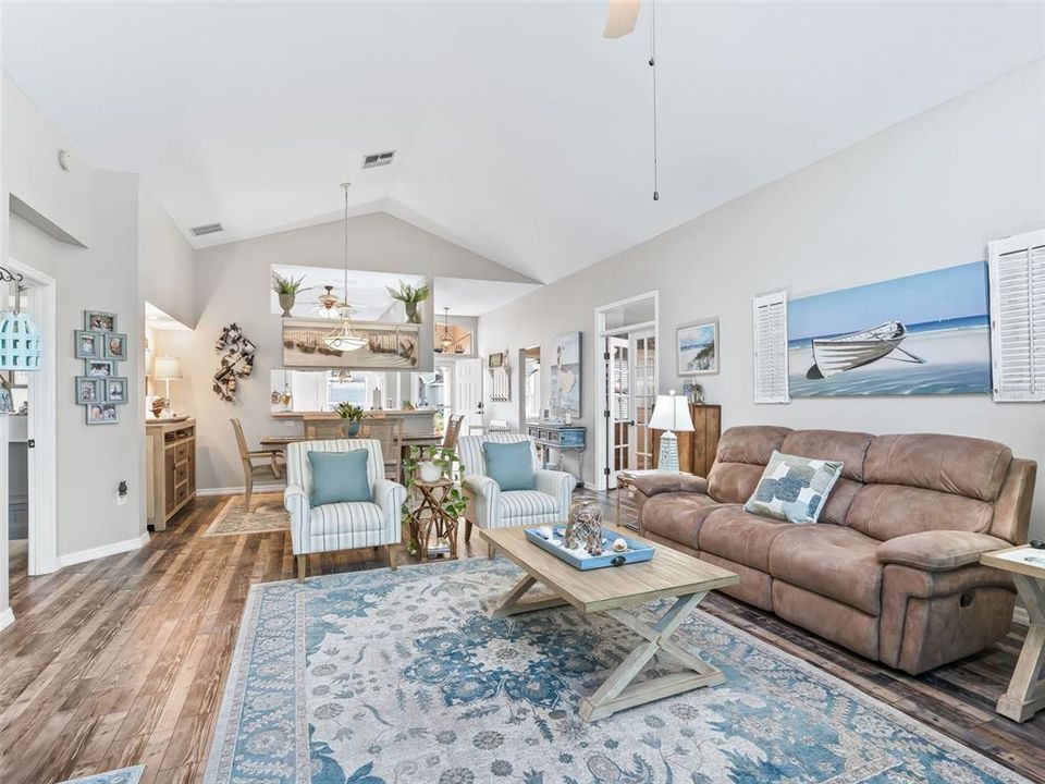 合同活跃: $264,990 (2 贝兹, 2 浴室, 1596 平方英尺)