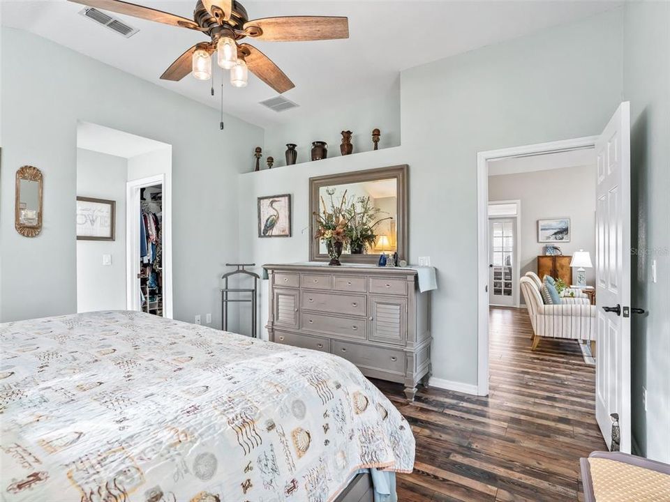 合同活跃: $264,990 (2 贝兹, 2 浴室, 1596 平方英尺)