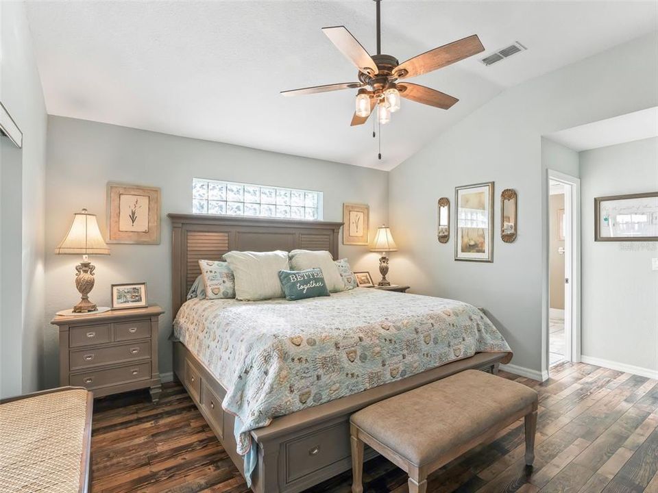 合同活跃: $264,990 (2 贝兹, 2 浴室, 1596 平方英尺)