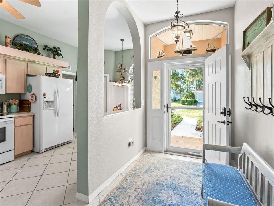 合同活跃: $264,990 (2 贝兹, 2 浴室, 1596 平方英尺)