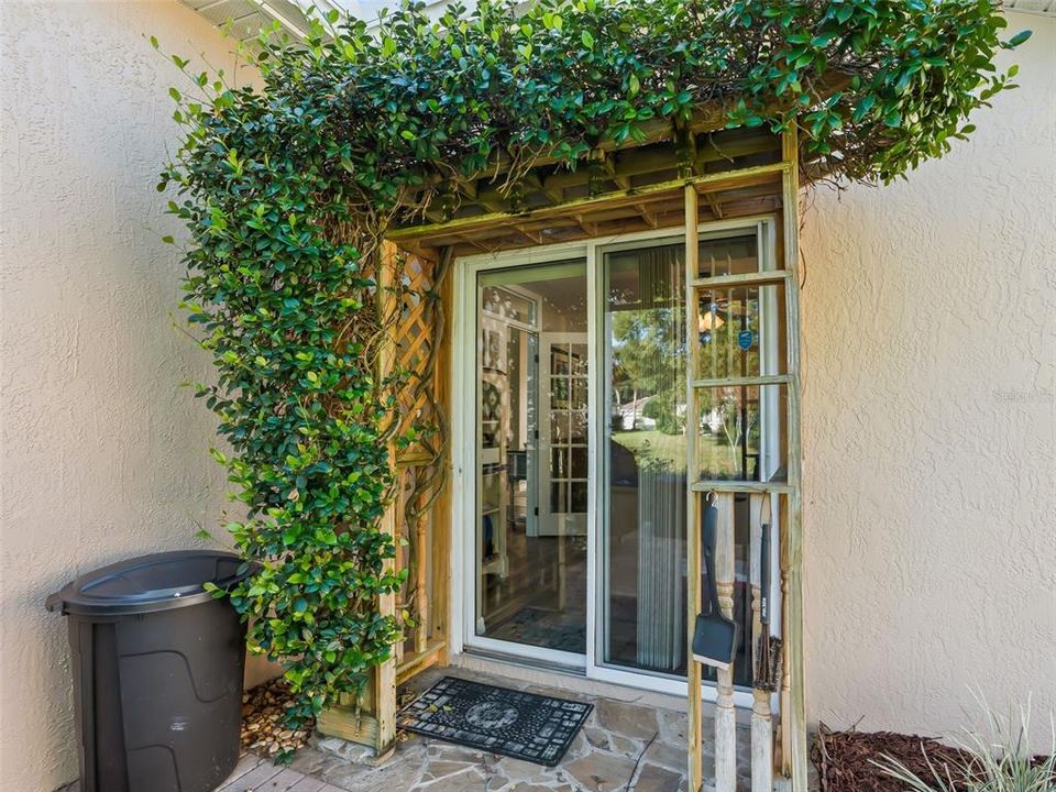 合同活跃: $264,990 (2 贝兹, 2 浴室, 1596 平方英尺)