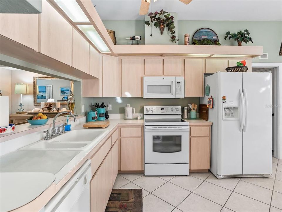 合同活跃: $264,990 (2 贝兹, 2 浴室, 1596 平方英尺)