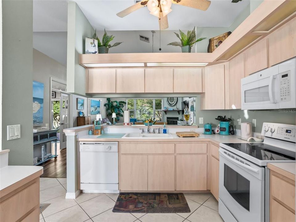 合同活跃: $264,990 (2 贝兹, 2 浴室, 1596 平方英尺)