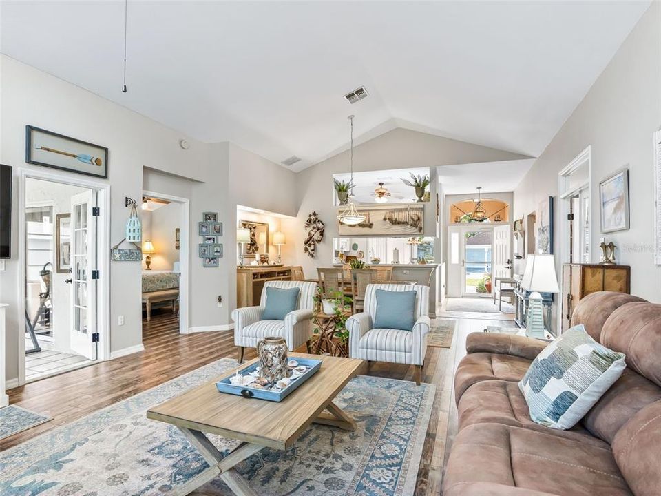 合同活跃: $264,990 (2 贝兹, 2 浴室, 1596 平方英尺)