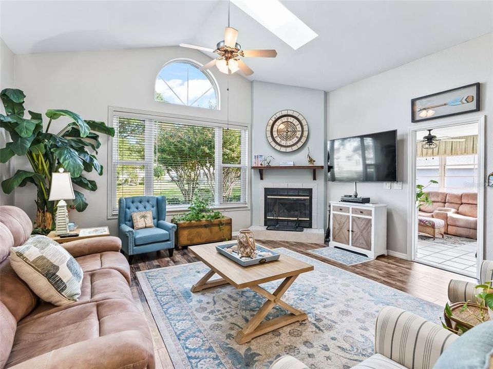 合同活跃: $264,990 (2 贝兹, 2 浴室, 1596 平方英尺)