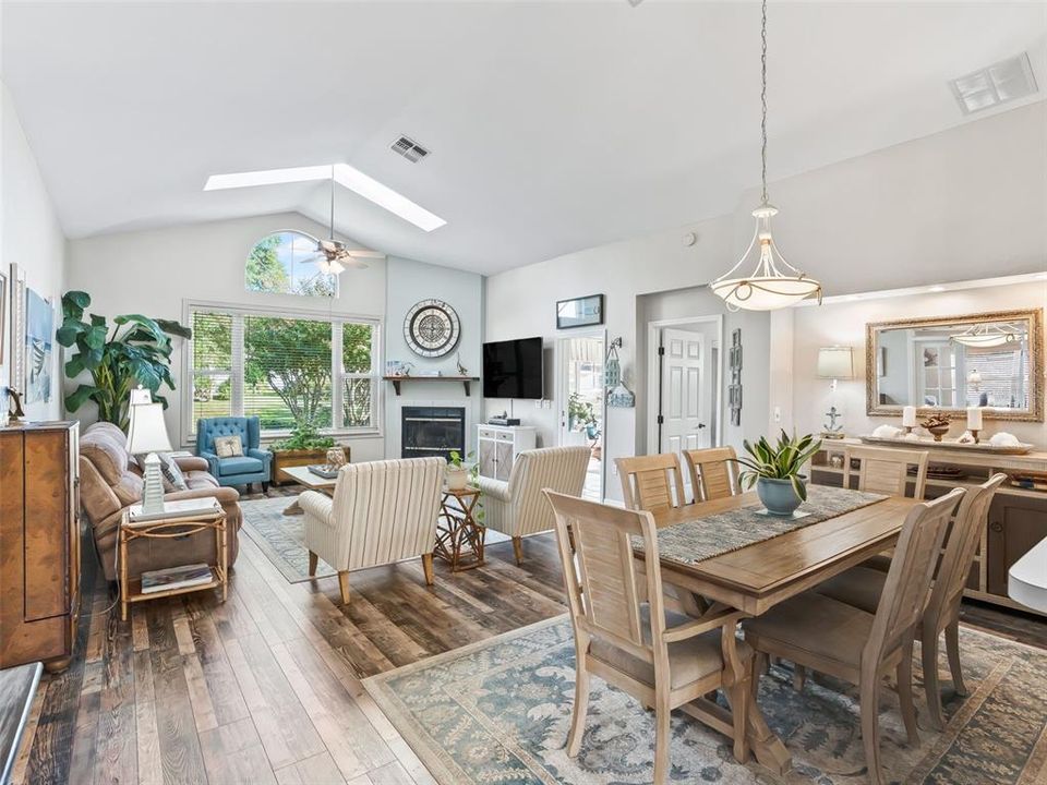 合同活跃: $264,990 (2 贝兹, 2 浴室, 1596 平方英尺)