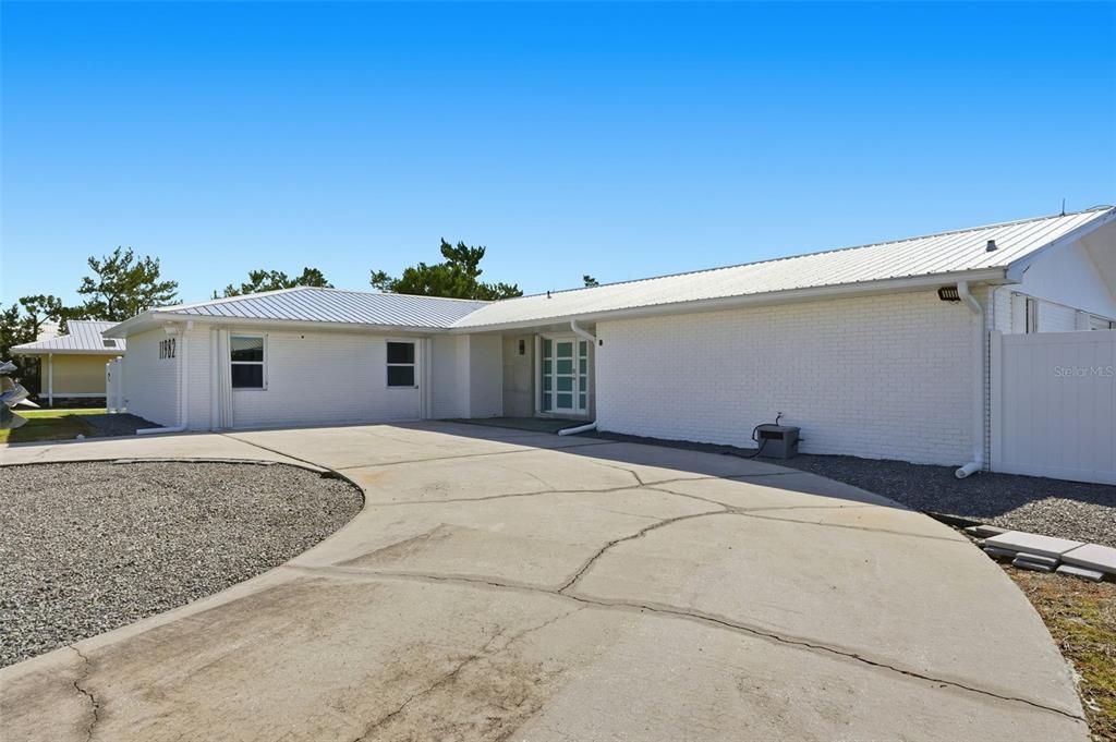 For Sale: $680,000 (4 beds, 3 baths, 3286 Square Feet)