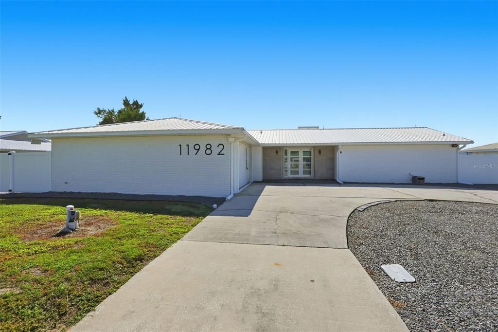 For Sale: $680,000 (4 beds, 3 baths, 3286 Square Feet)