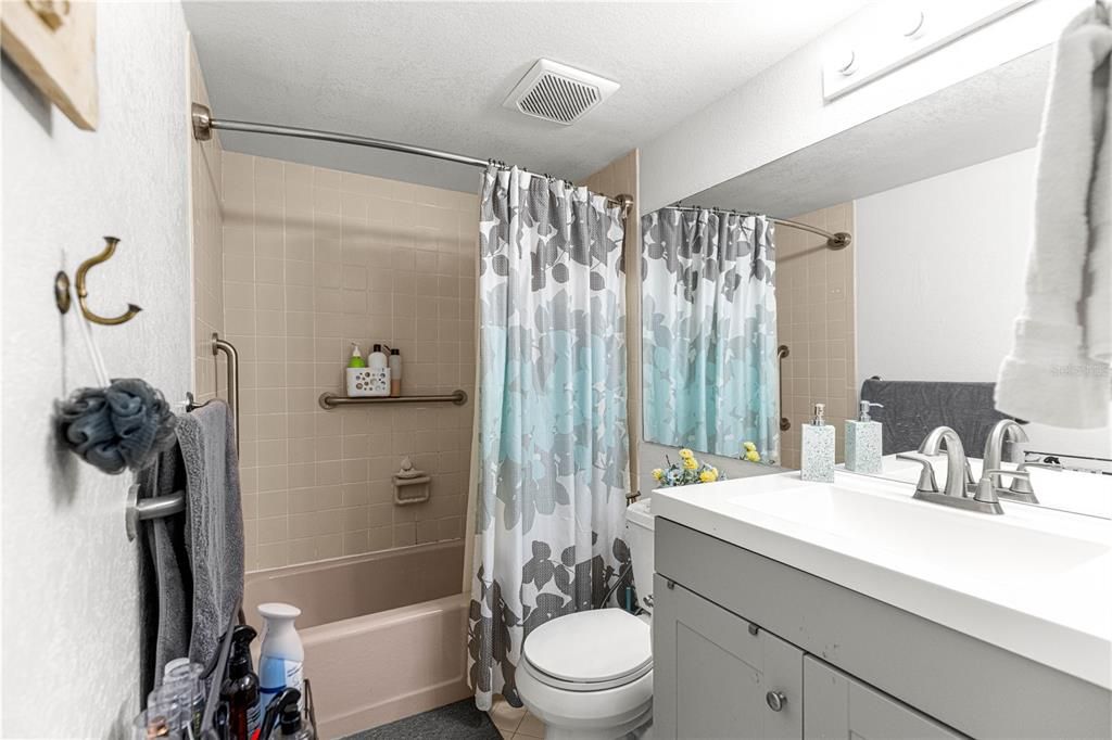 Activo con contrato: $115,000 (2 camas, 1 baños, 784 Pies cuadrados)