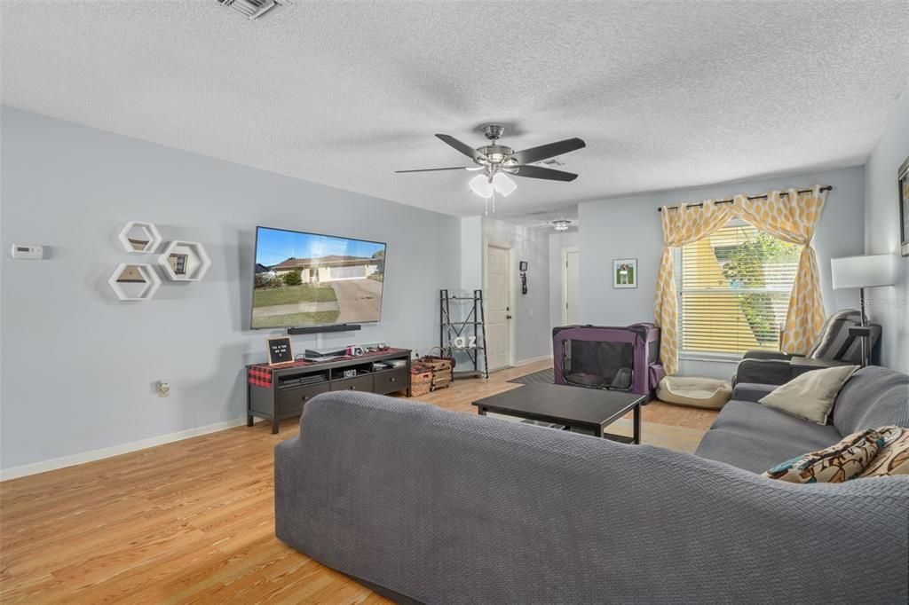 Под контрактом: $290,000 (2 спален, 2 ванн, 1603 Квадратных фут)