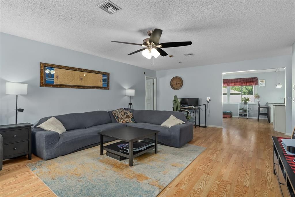 Под контрактом: $290,000 (2 спален, 2 ванн, 1603 Квадратных фут)