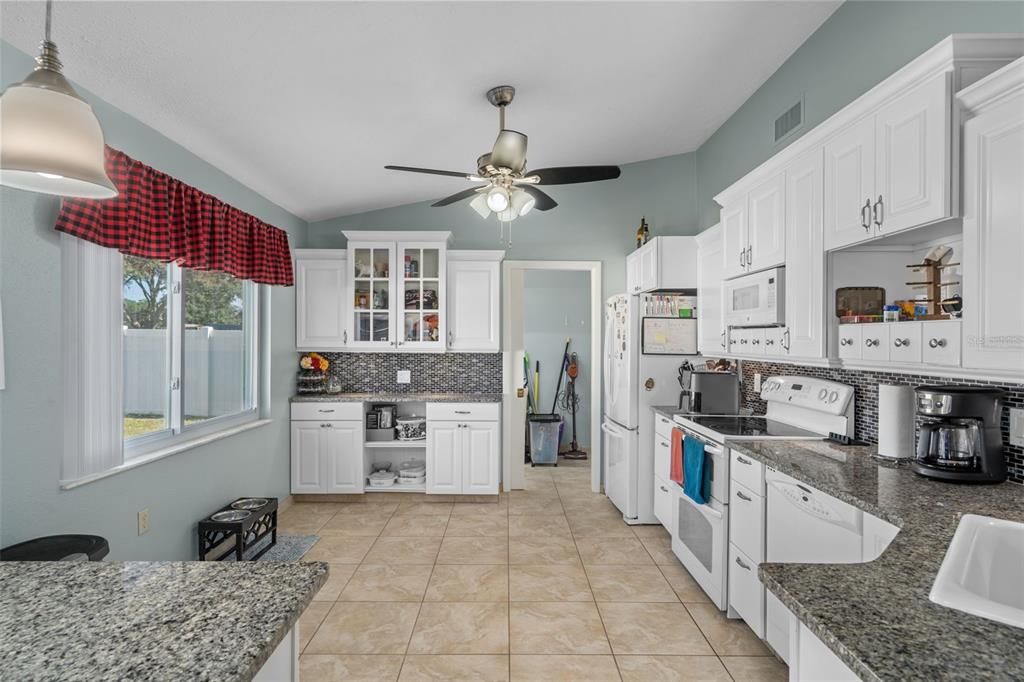 Под контрактом: $290,000 (2 спален, 2 ванн, 1603 Квадратных фут)