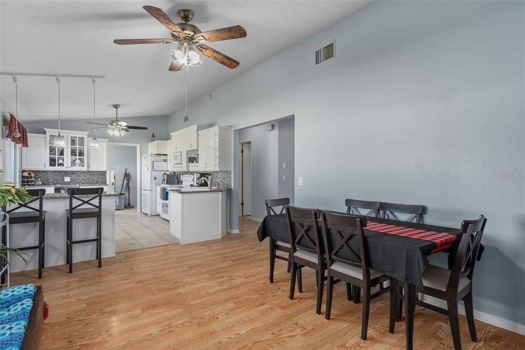 Под контрактом: $290,000 (2 спален, 2 ванн, 1603 Квадратных фут)