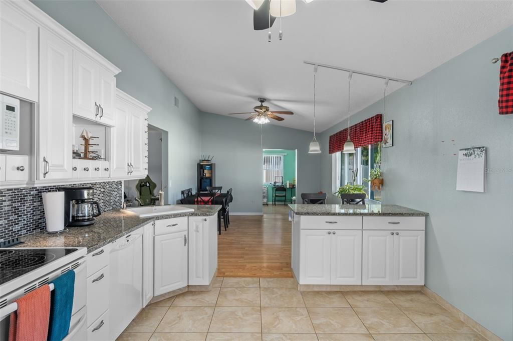 Под контрактом: $290,000 (2 спален, 2 ванн, 1603 Квадратных фут)