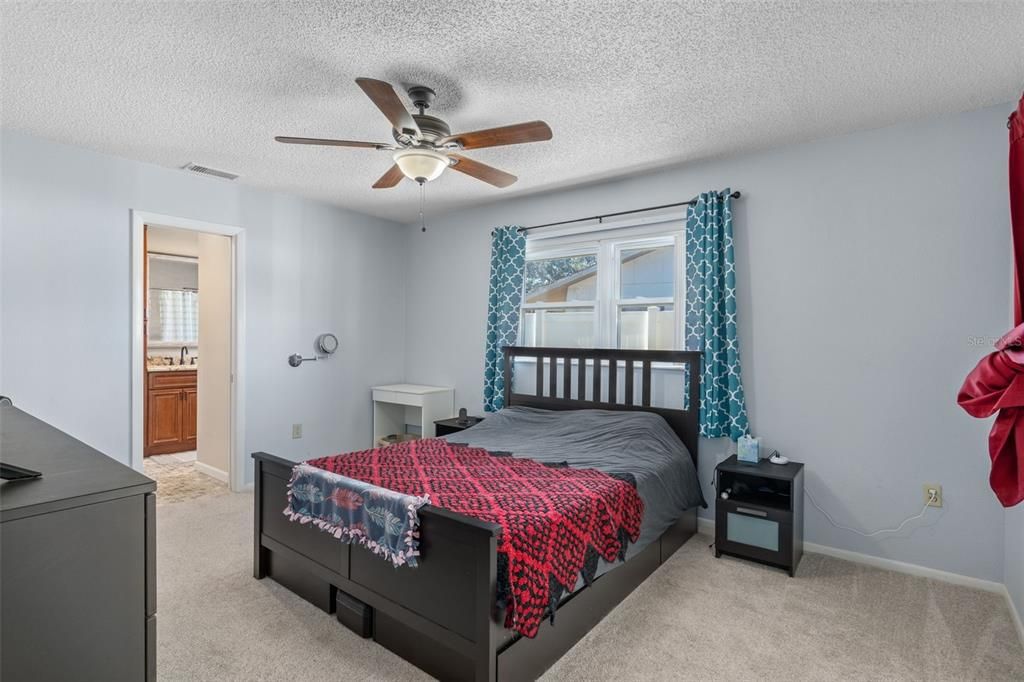 Под контрактом: $290,000 (2 спален, 2 ванн, 1603 Квадратных фут)