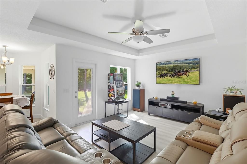 待售: $799,900 (3 贝兹, 2 浴室, 2065 平方英尺)