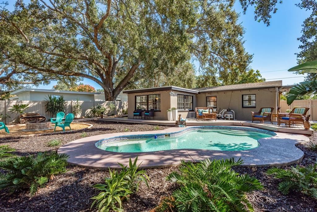 合同活跃: $375,000 (2 贝兹, 1 浴室, 1398 平方英尺)