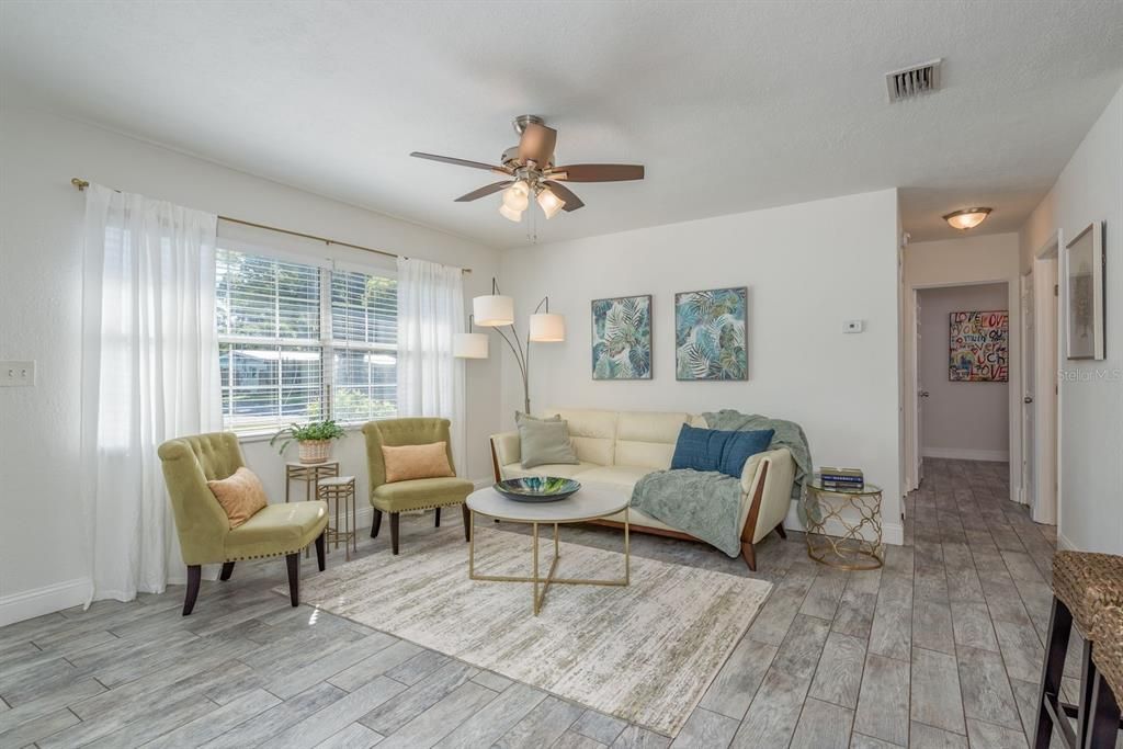 合同活跃: $375,000 (2 贝兹, 1 浴室, 1398 平方英尺)