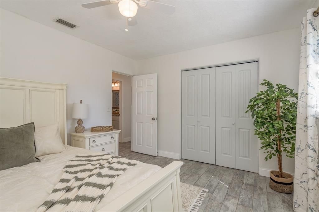 合同活跃: $375,000 (2 贝兹, 1 浴室, 1398 平方英尺)