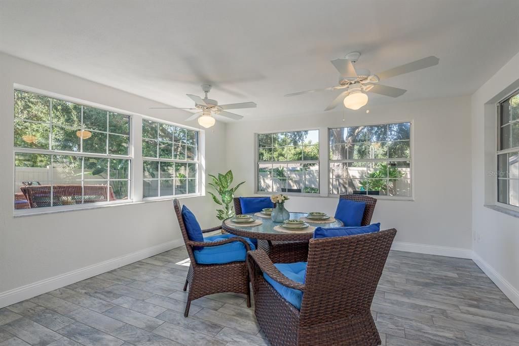 合同活跃: $375,000 (2 贝兹, 1 浴室, 1398 平方英尺)