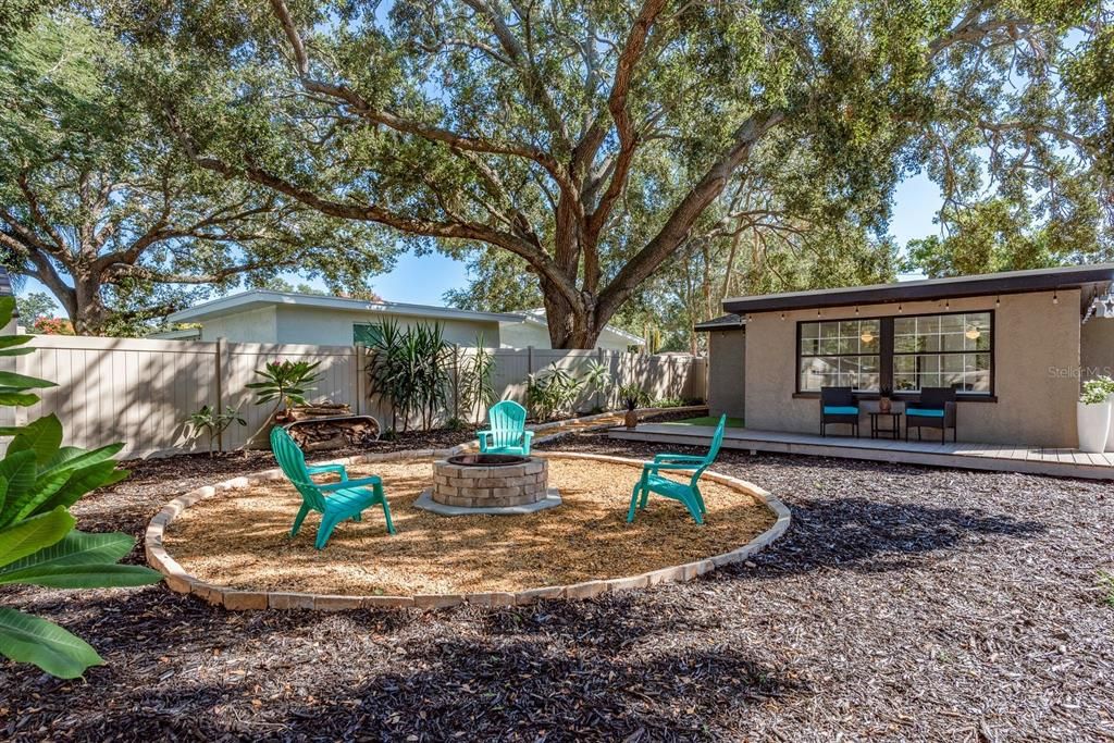 合同活跃: $375,000 (2 贝兹, 1 浴室, 1398 平方英尺)