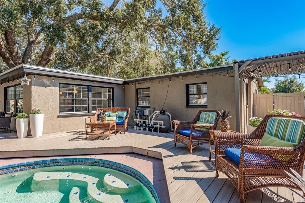 合同活跃: $375,000 (2 贝兹, 1 浴室, 1398 平方英尺)