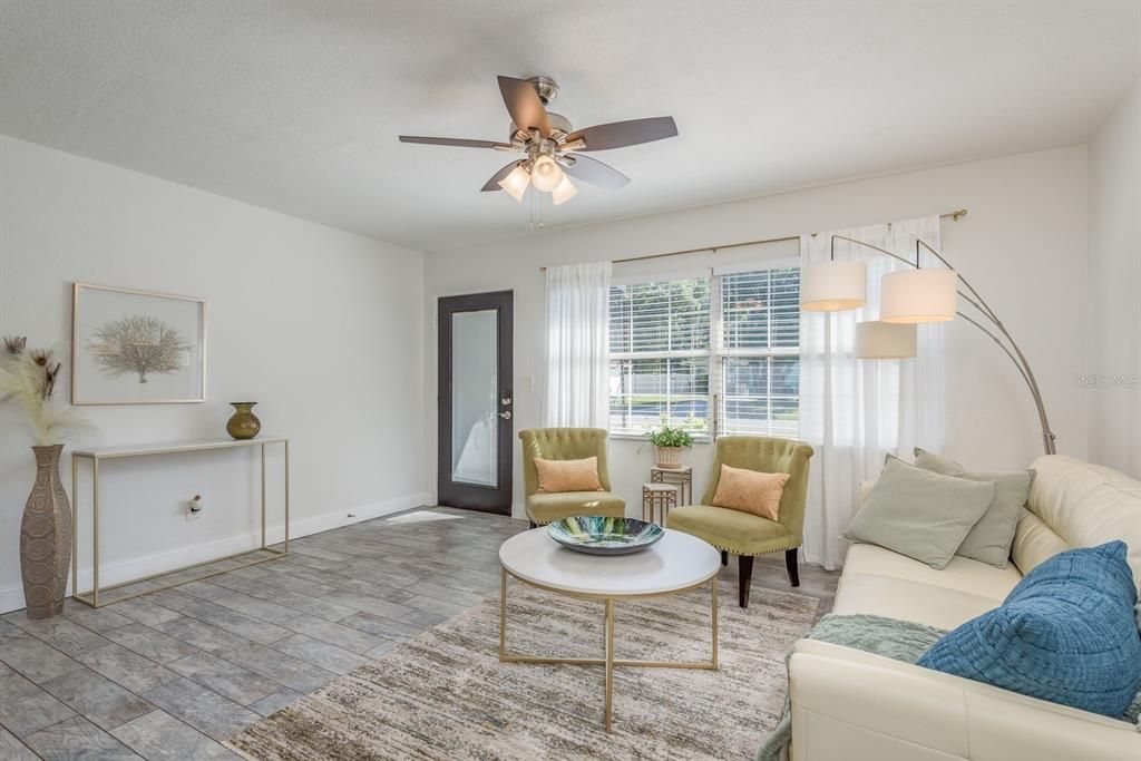 合同活跃: $375,000 (2 贝兹, 1 浴室, 1398 平方英尺)