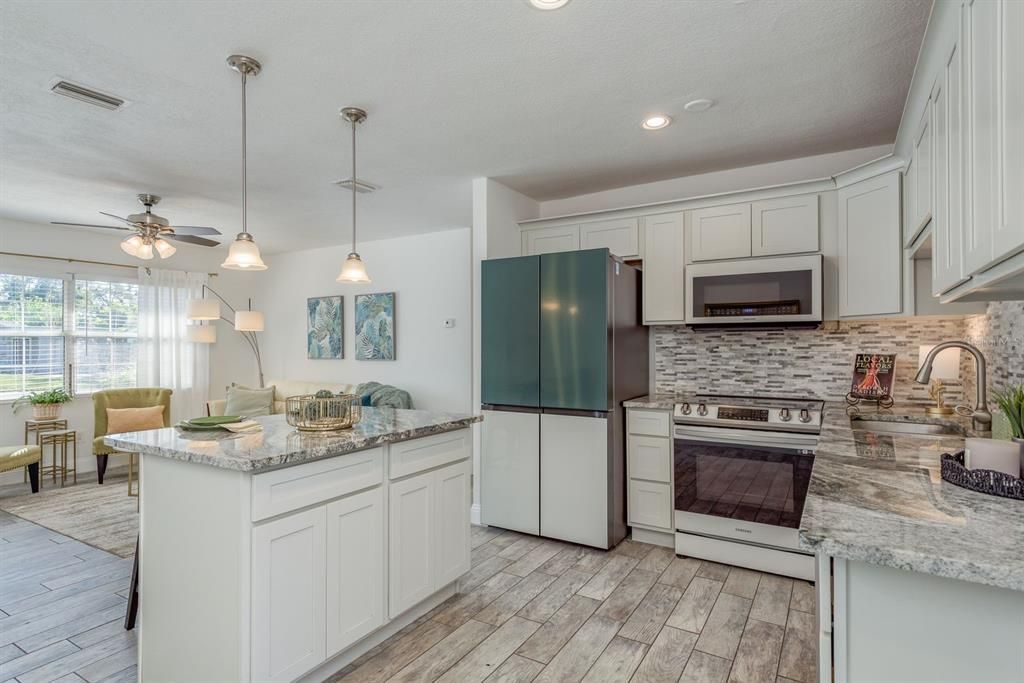 合同活跃: $375,000 (2 贝兹, 1 浴室, 1398 平方英尺)