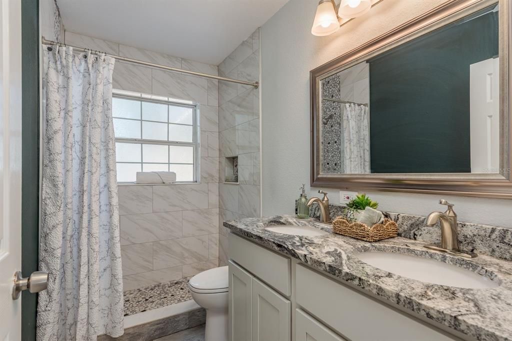 合同活跃: $375,000 (2 贝兹, 1 浴室, 1398 平方英尺)