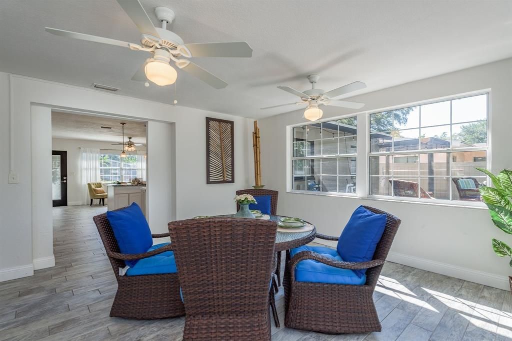 合同活跃: $375,000 (2 贝兹, 1 浴室, 1398 平方英尺)