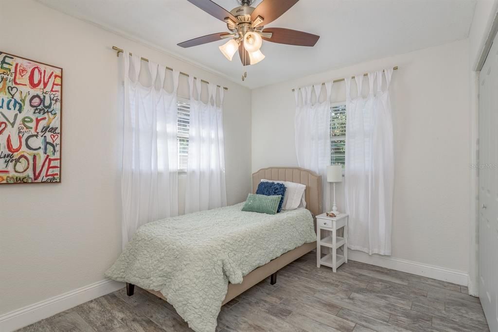 合同活跃: $375,000 (2 贝兹, 1 浴室, 1398 平方英尺)