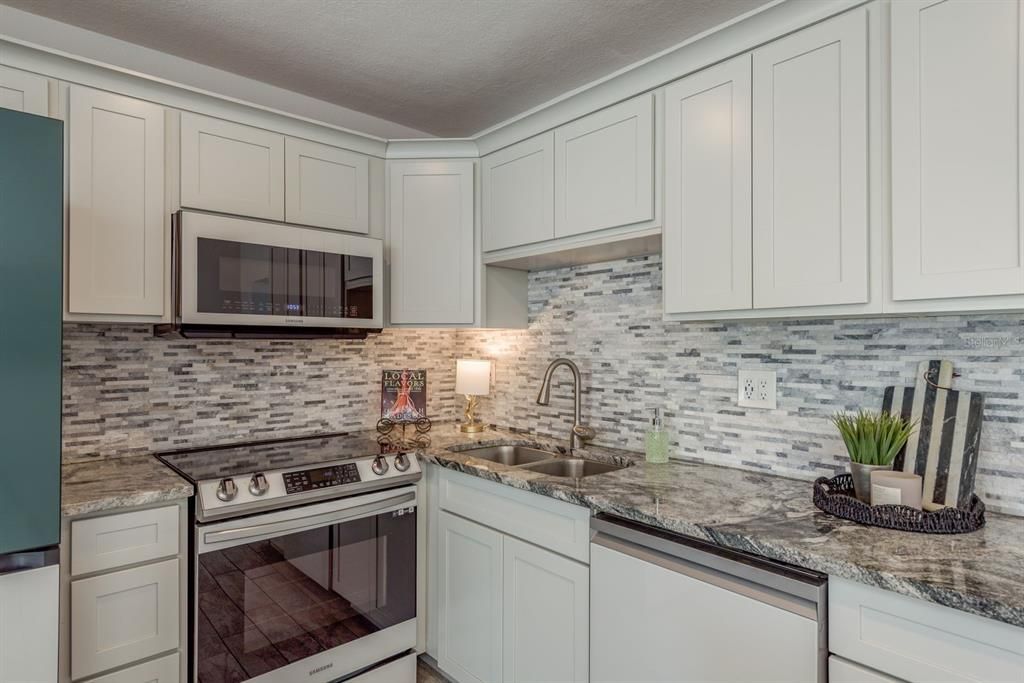 合同活跃: $375,000 (2 贝兹, 1 浴室, 1398 平方英尺)