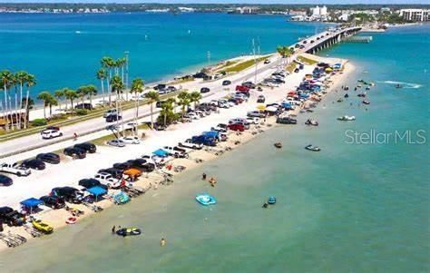 合同活跃: $375,000 (2 贝兹, 1 浴室, 1398 平方英尺)