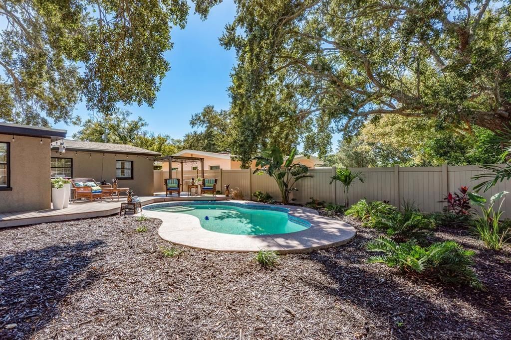 合同活跃: $375,000 (2 贝兹, 1 浴室, 1398 平方英尺)