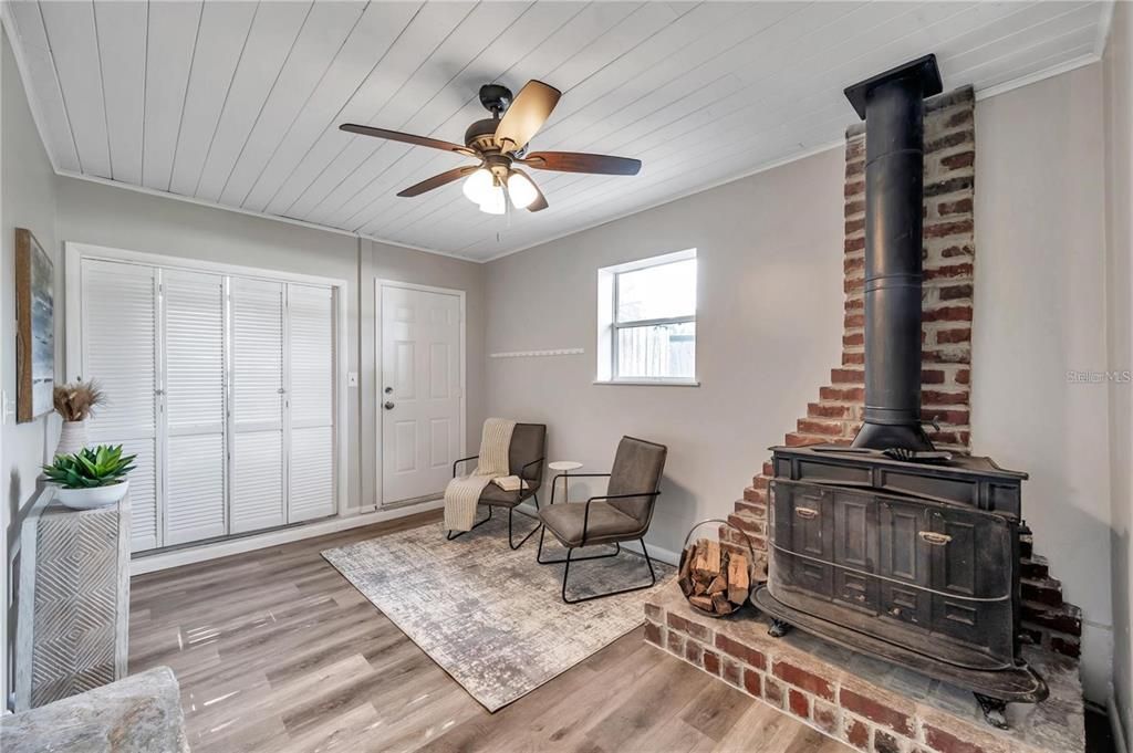 For Sale: $375,000 (4 beds, 2 baths, 1365 Square Feet)