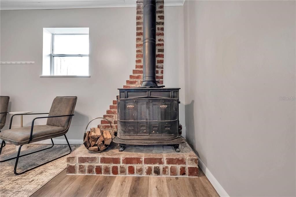 For Sale: $375,000 (4 beds, 2 baths, 1365 Square Feet)