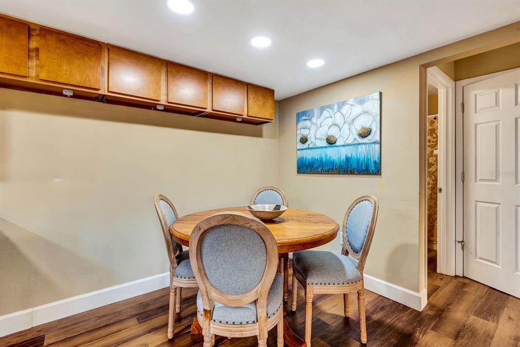 For Sale: $185,000 (2 beds, 2 baths, 942 Square Feet)