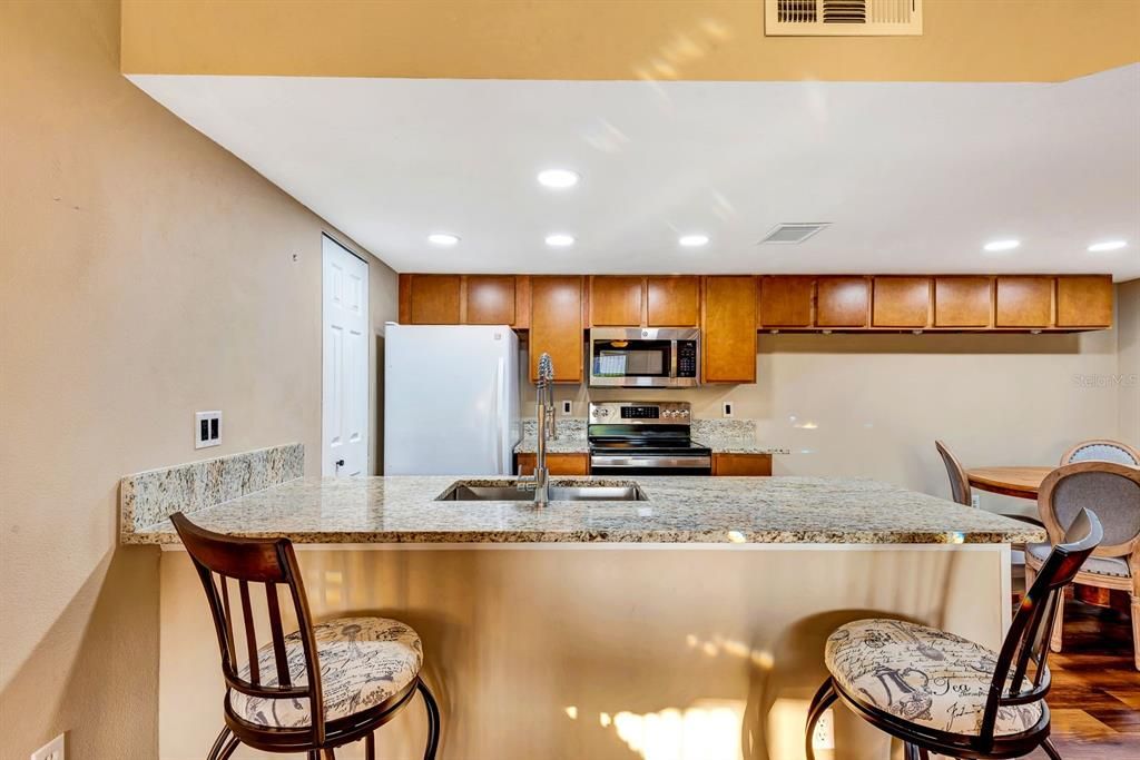 For Sale: $185,000 (2 beds, 2 baths, 942 Square Feet)