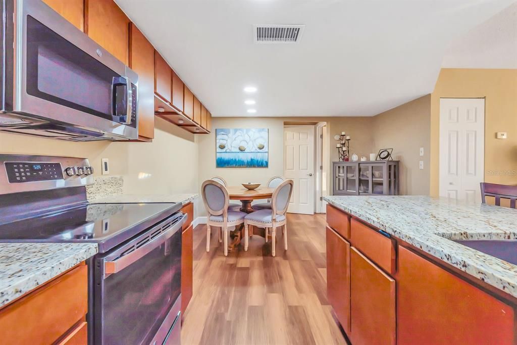 For Sale: $185,000 (2 beds, 2 baths, 942 Square Feet)