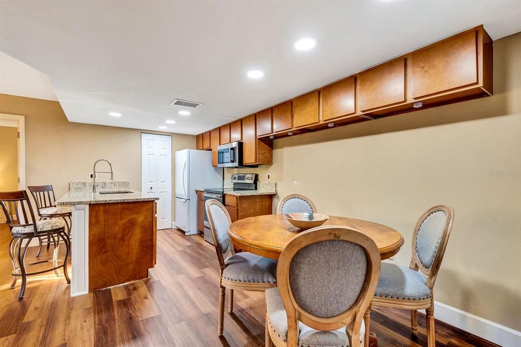 For Sale: $185,000 (2 beds, 2 baths, 942 Square Feet)