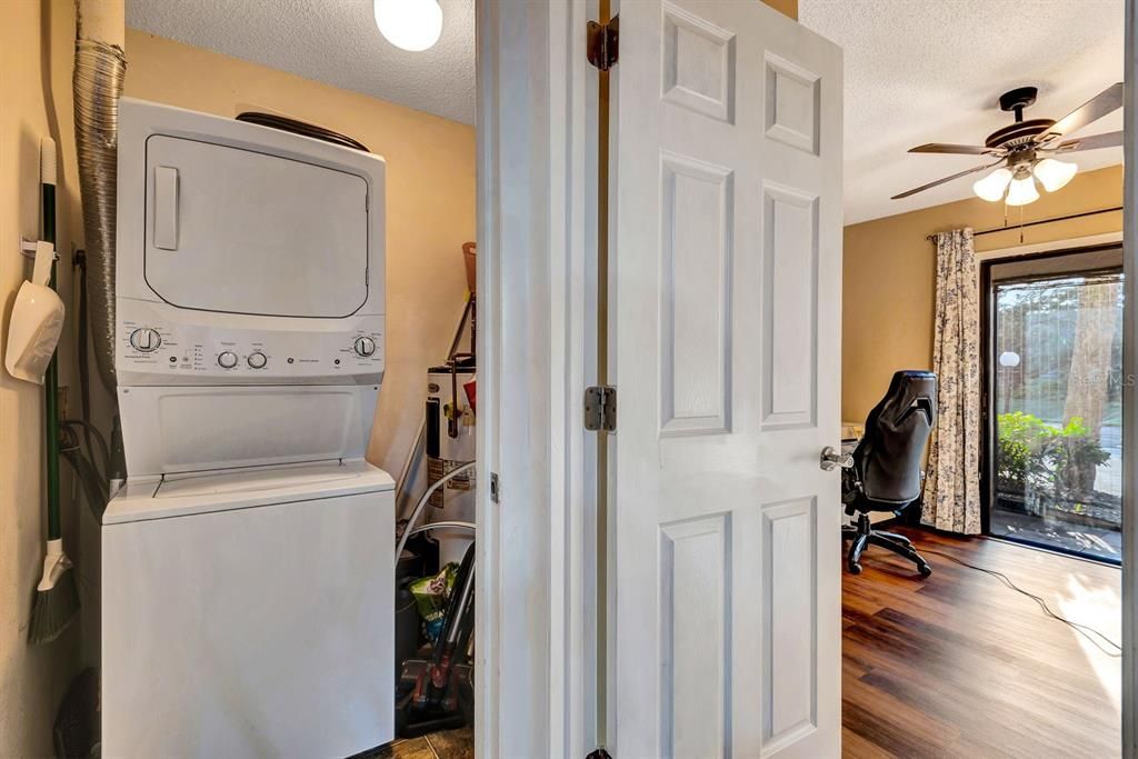 For Sale: $185,000 (2 beds, 2 baths, 942 Square Feet)