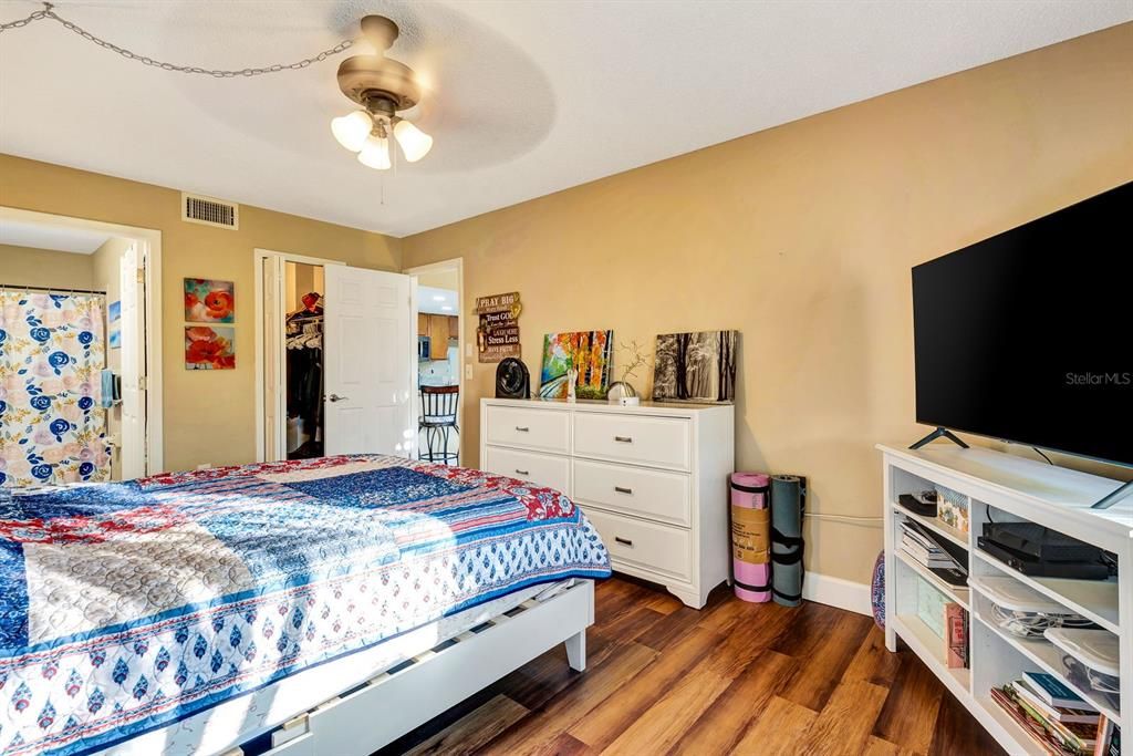 For Sale: $185,000 (2 beds, 2 baths, 942 Square Feet)