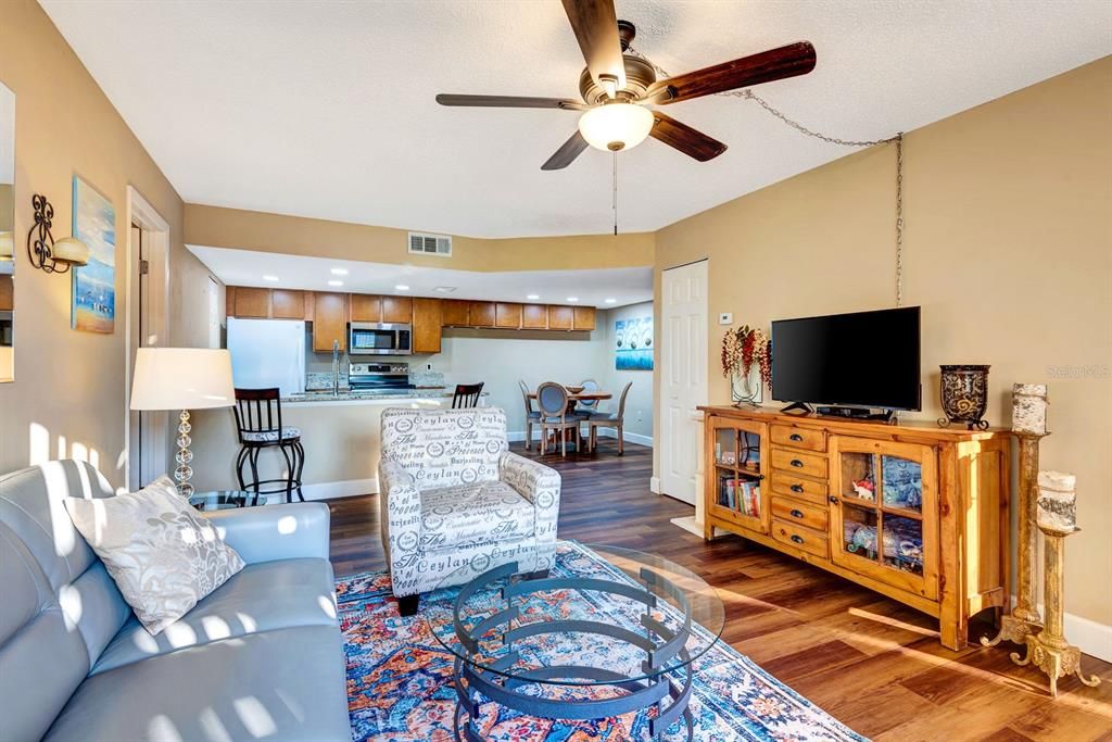 For Sale: $185,000 (2 beds, 2 baths, 942 Square Feet)