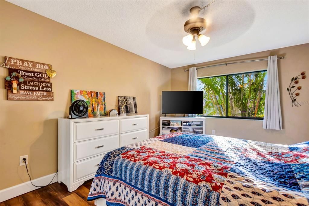 For Sale: $185,000 (2 beds, 2 baths, 942 Square Feet)