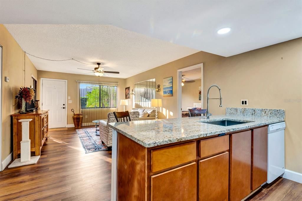 For Sale: $185,000 (2 beds, 2 baths, 942 Square Feet)